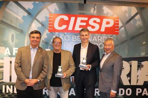 Primeiro brasileiro CEO da Volkswagen BR recebe medalha do Ciesp SBC primeiro-brasileiro-ceo-da-volkswagen-br-recebe-medalha-do-ciesp-sbc