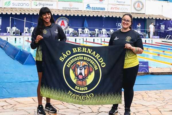 Nadadora de S.Bernardo quebra recorde do Campeonato Petiz depois de 33 anos nadadora-de-s.bernardo-quebra-recorde-do-campeonato-petiz-apos-33-anos