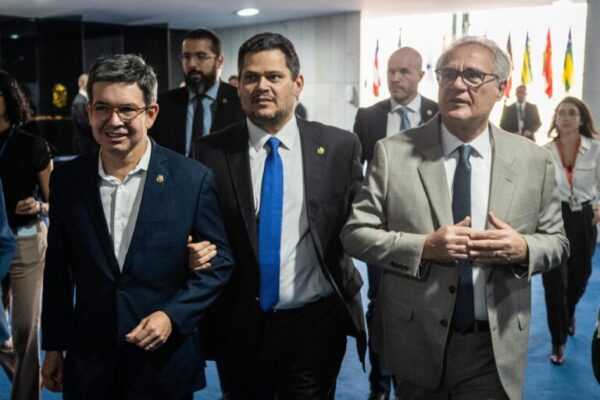 Motim da oposição: Alcolumbre sai fortalecido e mais próximo de Lula motim-da-oposicao:-alcolumbre-sai-fortalecido-e-mais-proximo-de-lula