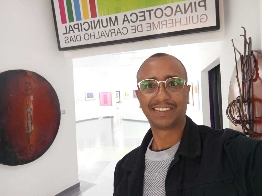 Dener de Sousa: a palavra, a memória e a transformação cultural através da arte dener-de-sousa:-a-palavra,-a-memoria-e-a-transformacao-cultural-pela-arte