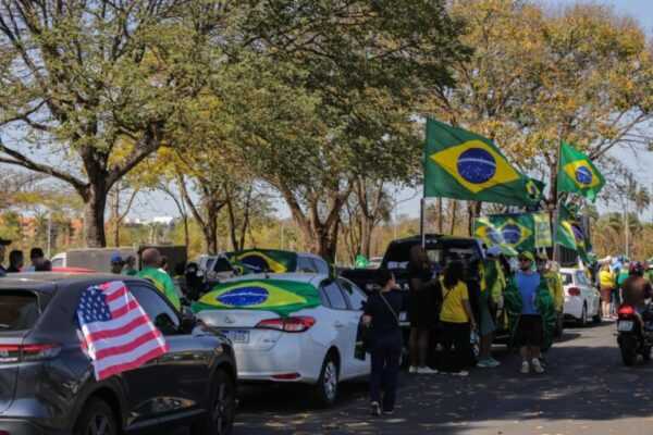 Brasília tem ato pró-Bolsonaro antes de julgamento no STF. Vídeo brasilia-tem-ato-pro-bolsonaro-antes-de-julgamento-no-stf.-video