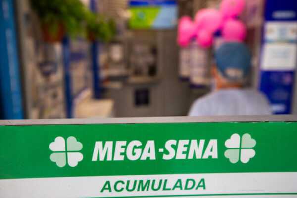 Mega-Sena acumula e prêmio vai a R$ 48 milhões. Veja os números mega-sena-acumula-e-premio-vai-a-r$-48-milhoes.-confira-os-numeros