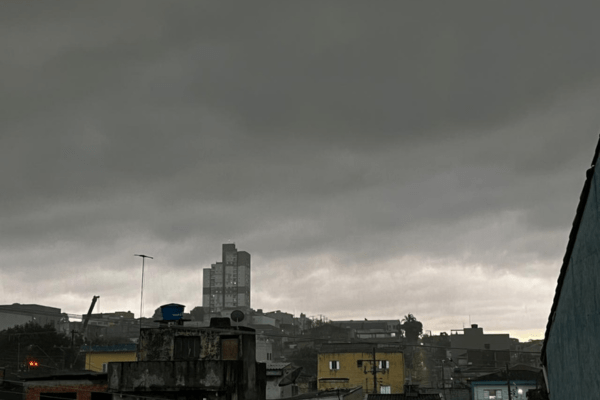Chuvas fortes deixam 400 mil clientes sem energia e provocam estragos no ABC chuvas-fortes-deixam-400-mil-clientes-sem-energia-e-provocam-estragos-no-abc