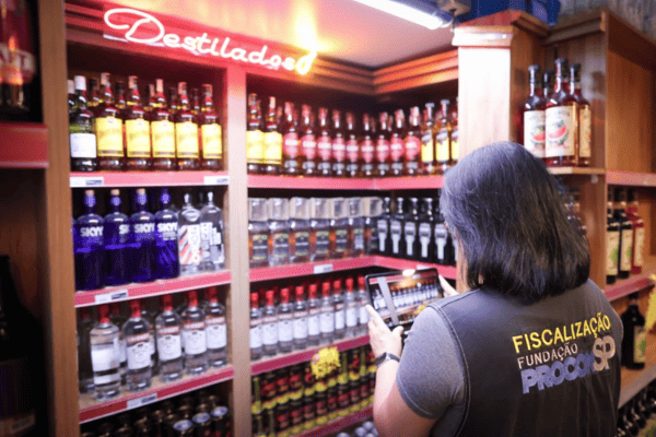 Polícia apreende 1,2 mil garrafas de bebidas falsificadas em Diadema policia-apreende-1,2-mil-garrafas-de-bebidas-falsificadas-em-diadema