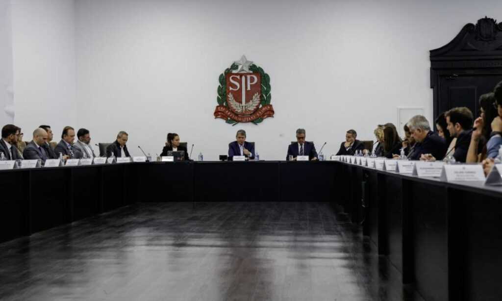 tarcisio-de-freitas-e-setor-de-bebidas-unem-forcas-contra-contaminacao-por-metanol-em-sp