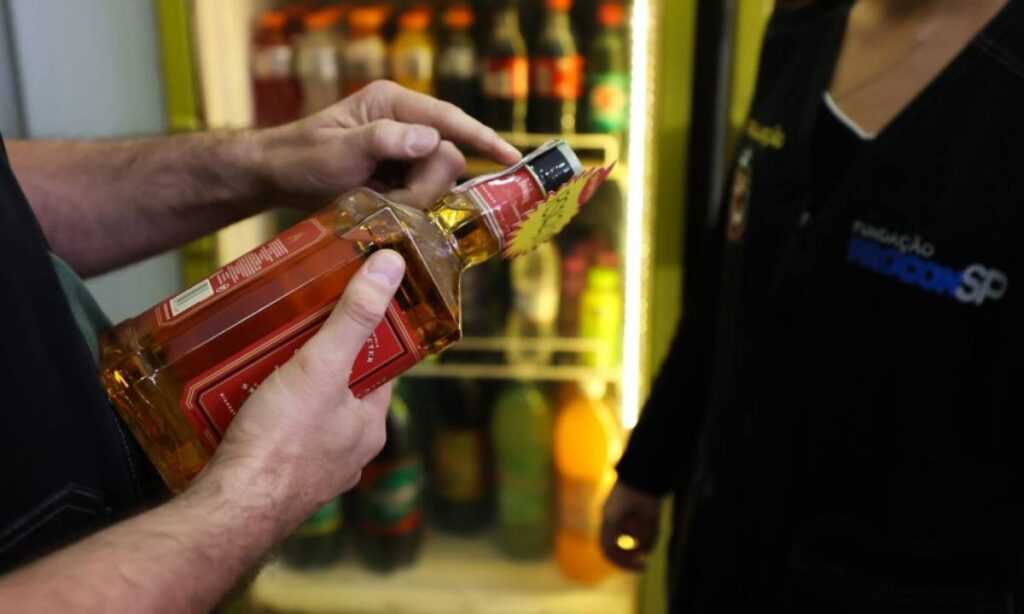 homem-e-preso-em-tatui-por-fabricar-bebidas-adulteradas-com-metanol