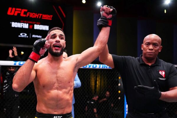 Vídeo: Gabriel Bonfim nocauteia Randy Brown no UFC Vegas 111 video:-gabriel-bonfim-nocauteia-randy-brown-no-ufc-vegas-111