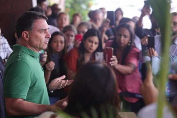 Flávio vai ler carta de Natal escrita por Bolsonaro antes de cirurgia flavio-vai-ler-carta-de-natal-escrita-por-bolsonaro-antes-de-cirurgia