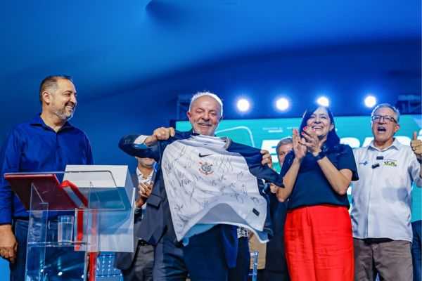 Visita de Lula tem clima de campanha e presentes visita-de-lula-tem-clima-de-campanha-e-presentes